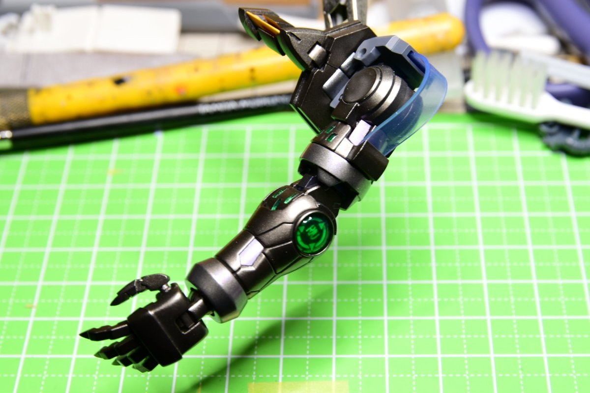 デカール貼り付け・仕上げ確認工程。細部まで丁寧に仕上げることで完成度が上がる