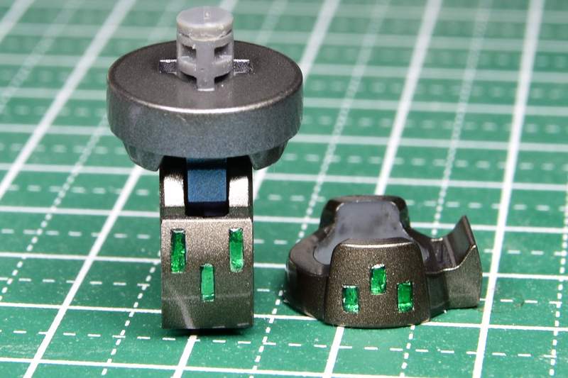 ガンプラ制作 サーフェイサー後の全身仮組み状態。塗装前の工程確認シーン