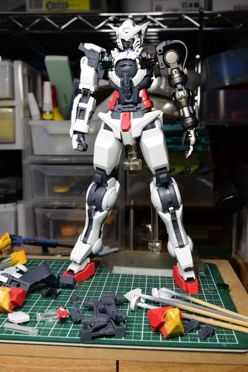 仮組み・塗装工程中のグラハムガンダム。全体バランスを随時確認しながら制作