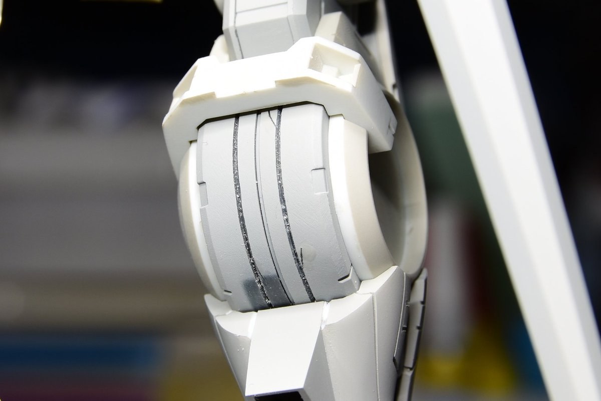 スジボリのクローズアップ。面出し後に入れたスジボリは直線が安定する